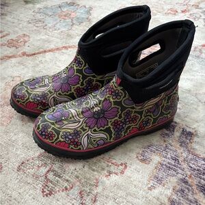 BOGS Women's Classic Short May Purple Floral Print Waterproof Boots Size 11